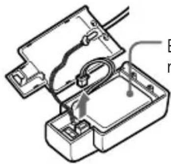 SONY TMR-BT10A - Abra la carcasa y extraiga el conector. - 1