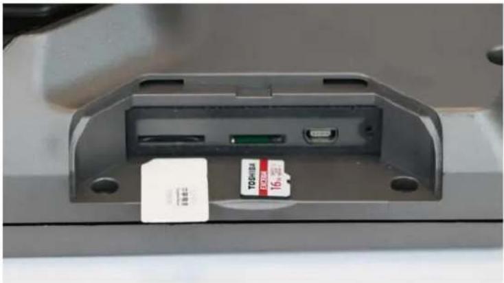 Advantech TREK-734 - Installing SIM car & Storage card - 2