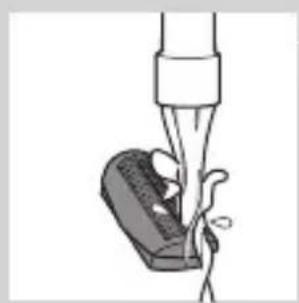 PHILIPS QC5572 - Cleaning the shaving head - 2