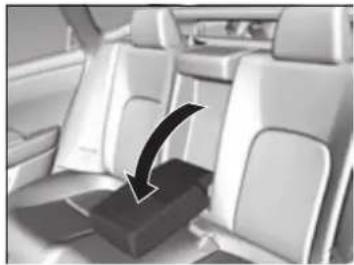Honda Clarity Fuel Cell (2017) - Using the Rear Seat Armrest - 1