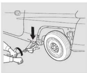 Honda Insight (2003) - Changing a Flat Tire - 3