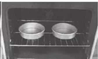 FRIGIDAIRE DGGF3032KW - Baking layer cakes with 1 or 2 oven racks - 2