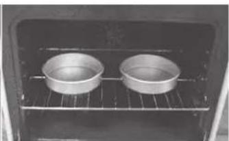 FRIGIDAIRE FFGF3027LW - Baking layer cakes with 1 or 2 oven racks - 2