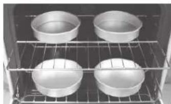 FRIGIDAIRE FGGF3054KB - Baking layer cakes with 1 or 2 oven racks - 1