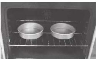 FRIGIDAIRE FGGF3054KB - Baking layer cakes with 1 or 2 oven racks - 2