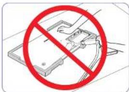 SAMSUNG U28H750UQI - Removing the Stand (U28H750UQ\*) - 5