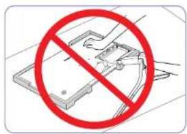 SAMSUNG U32H850UMI - Attaching the Stand (U28H750UQ\*) - 7