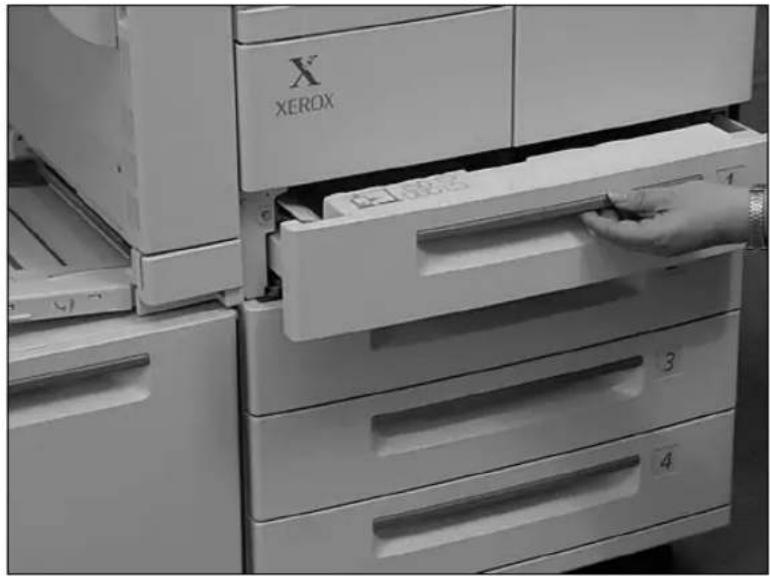 XEROX Document Centre 426 ST - Loading the paper trays - 1