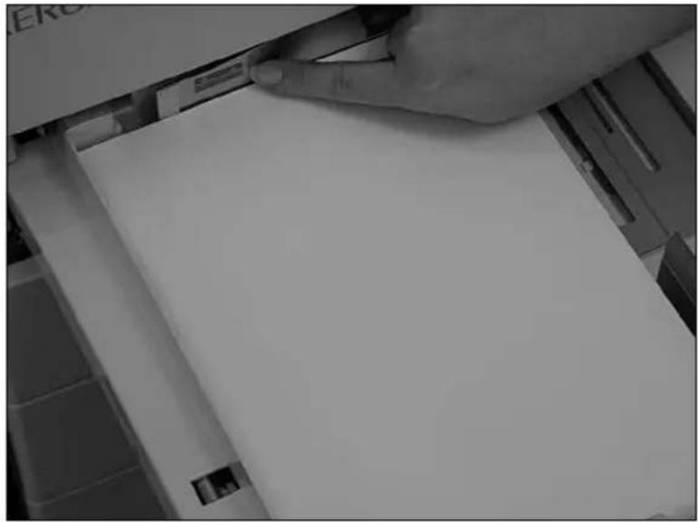XEROX Document Centre 426 ST - Loading the paper trays - 4