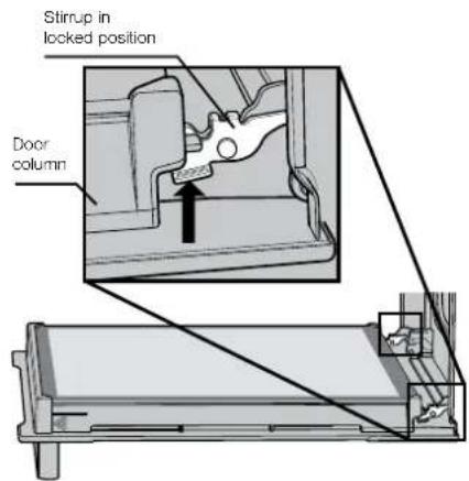 ELECTROLUX EVE614SD - Fitting the oven door - 2