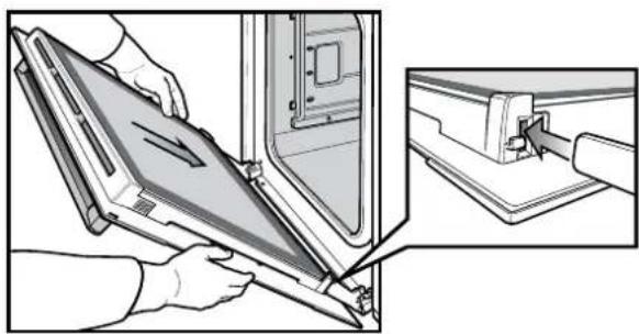 ELECTROLUX EVE614SD - Fitting the oven door - 1
