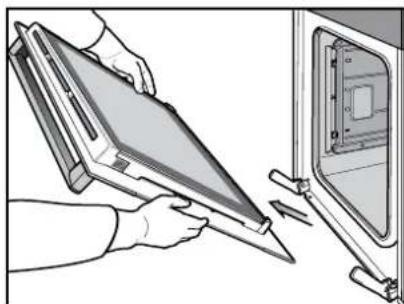 ELECTROLUX EVE614SD - Removing the oven door - 3