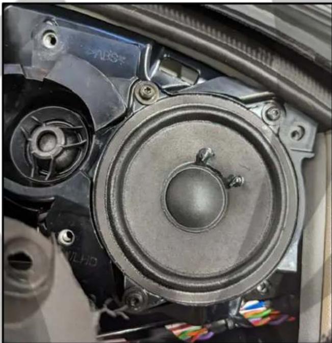 PHOENIX GOLD ZTSV65 - Lift up the speaker bracket - 1