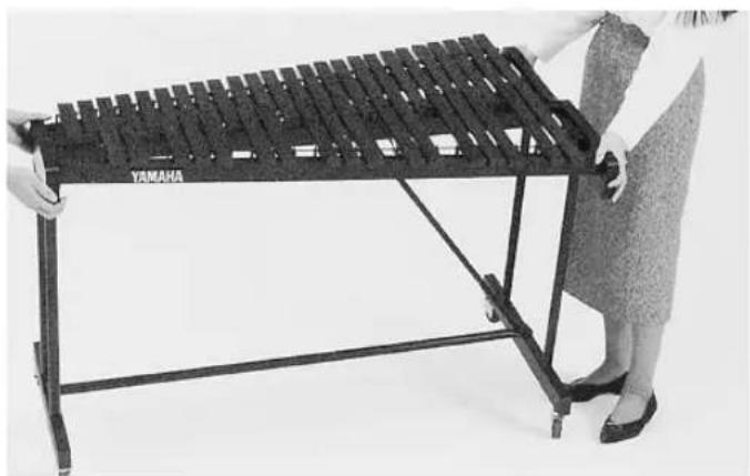 YAMAHA YX-35GF - Поверните инструмент вертикально. - 1