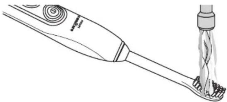 PHILIPS Sonicare FlexCare+ HX6926 - 歯磨き粉が飛び散らないように、ブラシヘッドを口腔内に入れてから電源スイッチを押します。 - 4