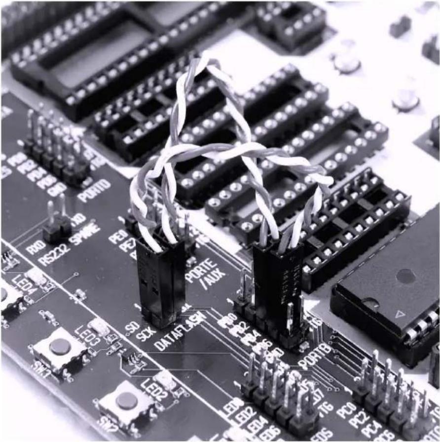 Microchip T5753C - Description of DataFlash Pins - 3