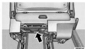 Chrysler Voyager (2005) - Orta Sıradaki Katlanır-Portatif Tekli Koltukların Sökülmesi - 3