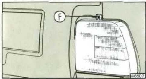 FIAT Tempra (1998) - Arka park, arka sinyal, geri vites, arka sis ve stop lambaları ampullerinin değişimi - 1