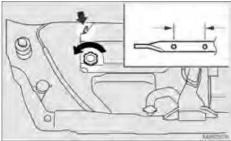 MITSUBISHI Grandis (2005) - Motor yağını kontrol etmek ve doldurmak için - 1