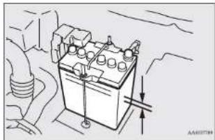 MITSUBISHI Attrage (2014) - Akü elektrolit seviyesinin kontrol edilmesi - 1