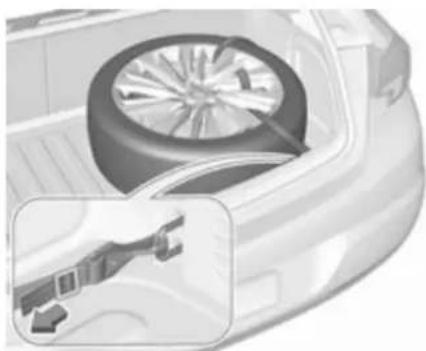 OPEL Astra Mart(2018) - Hasarlı bir tam ebatlı tekerleğin bagaj bölmesine istiflenmesi, 5 kapılı hatchback - 2