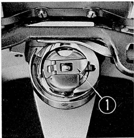 JUKI TL-72 - Removing the bobbin case and the bobbin - 1