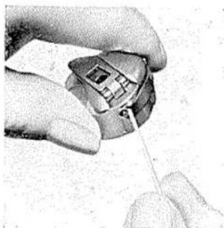 JUKI TL-72 - Inserting the bobbin - 3