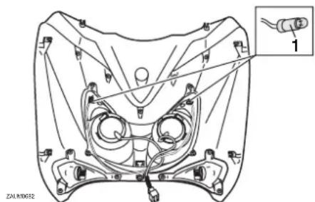 YAMAHA XCITY250 - Replacing an auxiliary light bulb - 1