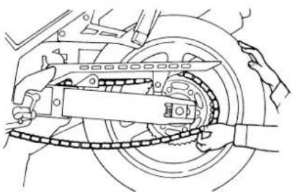 YAMAHA FZS1000 - To install the rear wheel - 1