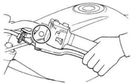 YAMAHA FZS1000 - Checking and lubricating the brake and clutch levers - 1