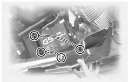 YAMAHA XVS1100A - Het framepaneel verwijderen en aanbrengen - 3