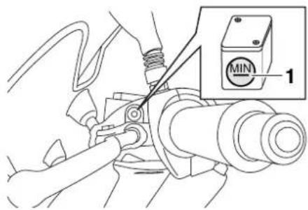 YAMAHA MAJESTY 125 - Checking the brake fluid level - 2