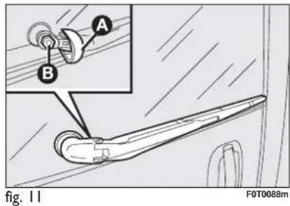FIAT Fiorino (2009) - Replacing the windscreen wiper blades - 1