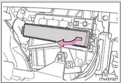 TOYOTA Avensis (2012) - STEP 4 Remove the filter cover. - 1