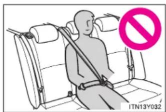 TOYOTA Avensis (2012) - ■ When using the rear center seat belt (sedan) - 1