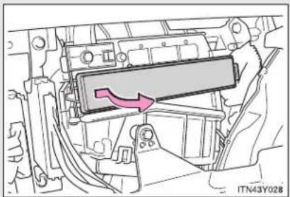 TOYOTA Avensis (2013) - STEP 4 Remove the filter cover. - 2