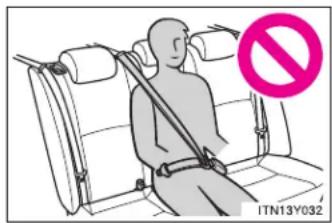 TOYOTA Avensis (2013) - ■ When using the rear center seat belt (sedan) - 1
