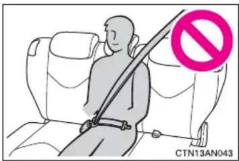 TOYOTA RAV4 (2011) - ■When using the second center seat belt - 1
