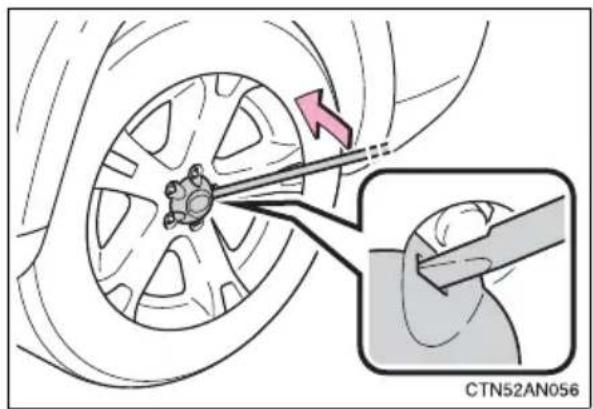 TOYOTA RAV4 (2011) - Replacing a flat tire - 3