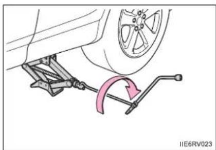 TOYOTA RAV4 (2013) - Replacing a flat tire - 6