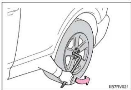 TOYOTA RAV4 (2013) - Replacing a flat tire - 3