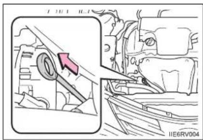 TOYOTA RAV4 (2013) - ■ Checking the engine oil - 1