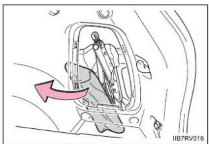 TOYOTA RAV4 (2013) - Taking out the jack and tool bag - 2