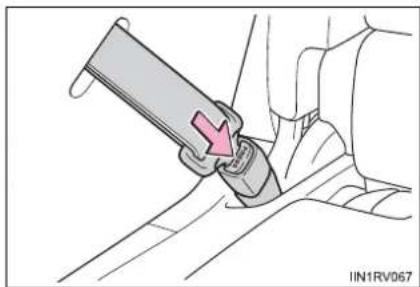 TOYOTA RAV4 (2013) - Removing a child restraint installed with a seat belt - 1