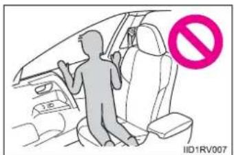 TOYOTA RAV4 (2013) - ■SRS airbag precautions - 3