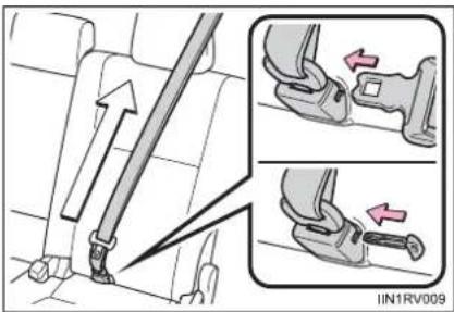 TOYOTA RAV4 (2013) - Releasing and stowing the seat belt (for the rear center seat) - 2