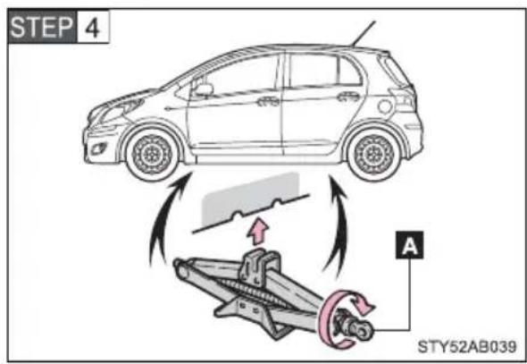TOYOTA Yaris (2010) - Replacing a flat tire - 4