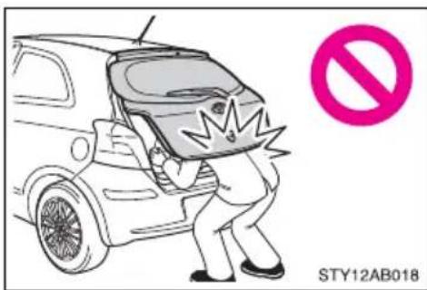 TOYOTA Yaris (2010) - ■Operating the back door - 1