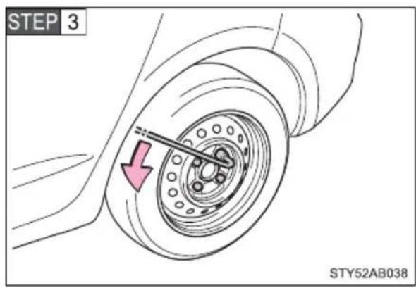 TOYOTA Yaris (2010) - Replacing a flat tire - 3