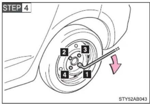 TOYOTA Yaris (2010) - Installing the tire - 5